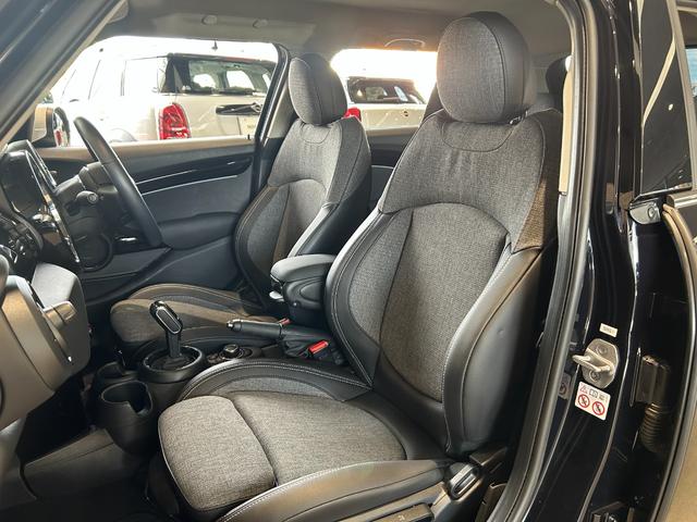 ＭＩＮＩ クーパー　ファーストパッケージ　クラシック・トリム　認定中古車／純正バックカメラ／アンビエントライト／ユニオンジャックテールライト／ＬＥＤオートヘッドライト／Ｂｌｕｅｔｏｏｔｈ／ＡｐｐｌｅＣａｒＰｌａｙ／ＥＴＣ／ホワイトルーフ（53枚目）