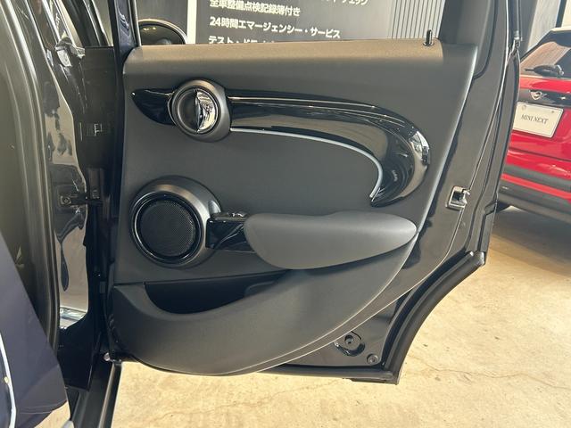 ＭＩＮＩ クーパー　ファーストパッケージ　クラシック・トリム　認定中古車／純正バックカメラ／アンビエントライト／ユニオンジャックテールライト／ＬＥＤオートヘッドライト／Ｂｌｕｅｔｏｏｔｈ／ＡｐｐｌｅＣａｒＰｌａｙ／ＥＴＣ／ホワイトルーフ（54枚目）