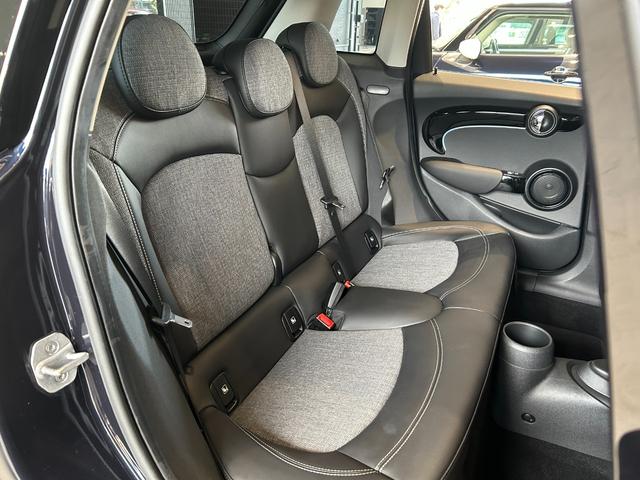 ＭＩＮＩ クーパー　ファーストパッケージ　クラシック・トリム　認定中古車／純正バックカメラ／アンビエントライト／ユニオンジャックテールライト／ＬＥＤオートヘッドライト／Ｂｌｕｅｔｏｏｔｈ／ＡｐｐｌｅＣａｒＰｌａｙ／ＥＴＣ／ホワイトルーフ（55枚目）