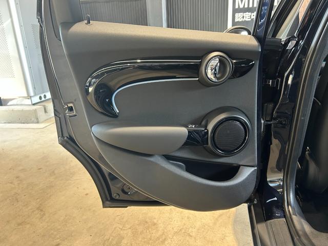 ＭＩＮＩ クーパー　ファーストパッケージ　クラシック・トリム　認定中古車／純正バックカメラ／アンビエントライト／ユニオンジャックテールライト／ＬＥＤオートヘッドライト／Ｂｌｕｅｔｏｏｔｈ／ＡｐｐｌｅＣａｒＰｌａｙ／ＥＴＣ／ホワイトルーフ（56枚目）