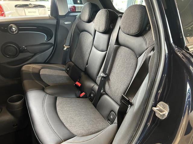 ＭＩＮＩ クーパー　ファーストパッケージ　クラシック・トリム　認定中古車／純正バックカメラ／アンビエントライト／ユニオンジャックテールライト／ＬＥＤオートヘッドライト／Ｂｌｕｅｔｏｏｔｈ／ＡｐｐｌｅＣａｒＰｌａｙ／ＥＴＣ／ホワイトルーフ（57枚目）