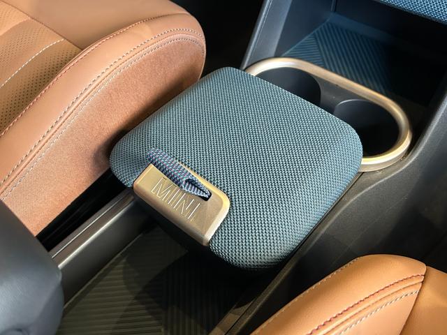 ＭＩＮＩ カントリーマンＳオール４　フェイバリット・トリム　認定中古車／Ｎｅｗモデル／ＡｏｏｌｅＣａｒＰｌａｙ／ＡｎｄｒｏｉｄＡｕｔｏ／Ｂｌｕｅｔｏｏｔｈ／電動シート／アンビエントライト／純正バックカメラ／シートヒーター／ヘッドアップディスプレイ（40枚目）