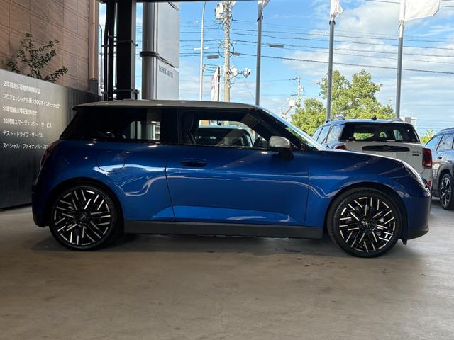 MINI クーパーSE フェイバリット・トリム 認定中古車/元試乗車/Newモデル/電気自動車/Bluetooth/AppleCarPlay/AndroidAuto/シートヒーター/全周囲カメラ/アンビエントライト/衝突軽減ブレーキ(11枚目)