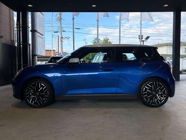 MINI クーパーSE フェイバリット・トリム 認定中古車/元試乗車/Newモデル/電気自動車/Bluetooth/AppleCarPlay/AndroidAuto/シートヒーター/全周囲カメラ/アンビエントライト/衝突軽減ブレーキ(14枚目)