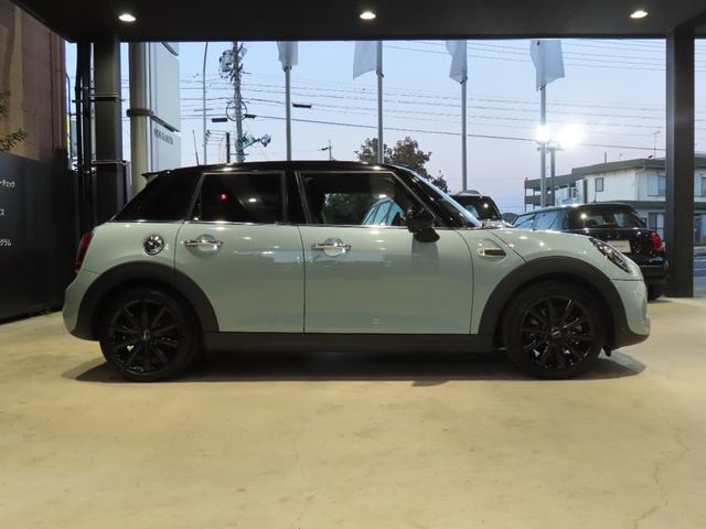 ＭＩＮＩ アイスブルーブラックエディション　認定中古車／大人気アイスブルーエディション／ＭＴ車両／貴重車両／純正バックカメラ／ボンネットストライプ／アンビエントライト／Ｂｌｕｅｔｏｏｔｈ／純正ナビ／アクティブクルーズコントロール装備（11枚目）