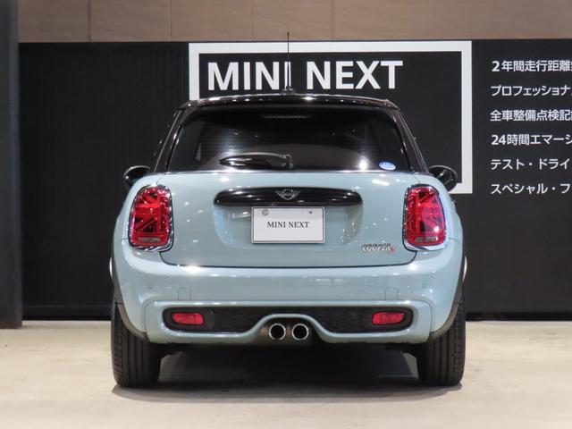 ＭＩＮＩ アイスブルーブラックエディション　認定中古車／大人気アイスブルーエディション／ＭＴ車両／貴重車両／純正バックカメラ／ボンネットストライプ／アンビエントライト／Ｂｌｕｅｔｏｏｔｈ／純正ナビ／アクティブクルーズコントロール装備（12枚目）