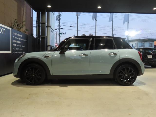 ＭＩＮＩ アイスブルーブラックエディション　認定中古車／大人気アイスブルーエディション／ＭＴ車両／貴重車両／純正バックカメラ／ボンネットストライプ／アンビエントライト／Ｂｌｕｅｔｏｏｔｈ／純正ナビ／アクティブクルーズコントロール装備（14枚目）