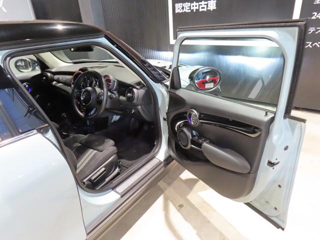 ＭＩＮＩ アイスブルーブラックエディション　認定中古車／大人気アイスブルーエディション／ＭＴ車両／貴重車両／純正バックカメラ／ボンネットストライプ／アンビエントライト／Ｂｌｕｅｔｏｏｔｈ／純正ナビ／アクティブクルーズコントロール装備（26枚目）