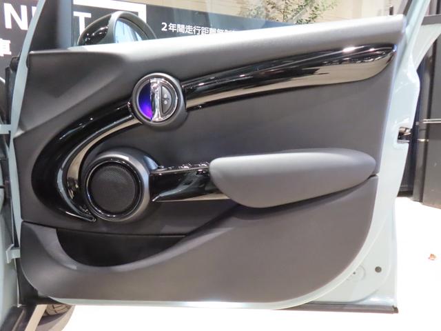 ＭＩＮＩ アイスブルーブラックエディション　認定中古車／大人気アイスブルーエディション／ＭＴ車両／貴重車両／純正バックカメラ／ボンネットストライプ／アンビエントライト／Ｂｌｕｅｔｏｏｔｈ／純正ナビ／アクティブクルーズコントロール装備（27枚目）