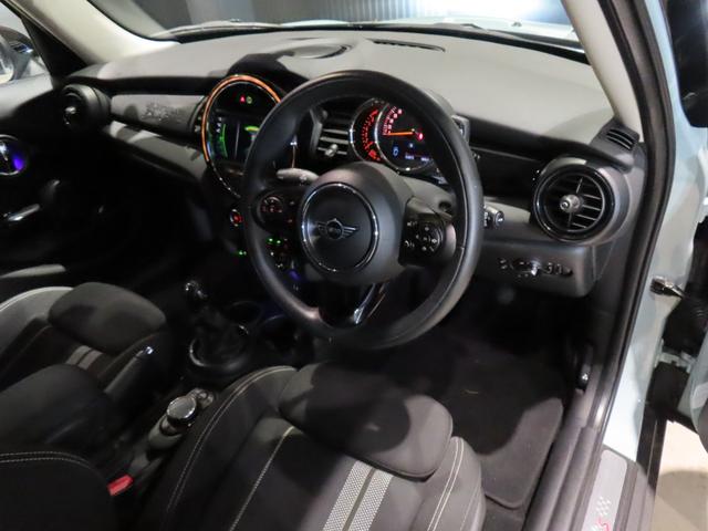ＭＩＮＩ アイスブルーブラックエディション　認定中古車／大人気アイスブルーエディション／ＭＴ車両／貴重車両／純正バックカメラ／ボンネットストライプ／アンビエントライト／Ｂｌｕｅｔｏｏｔｈ／純正ナビ／アクティブクルーズコントロール装備（29枚目）