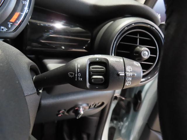ＭＩＮＩ アイスブルーブラックエディション　認定中古車／大人気アイスブルーエディション／ＭＴ車両／貴重車両／純正バックカメラ／ボンネットストライプ／アンビエントライト／Ｂｌｕｅｔｏｏｔｈ／純正ナビ／アクティブクルーズコントロール装備（34枚目）