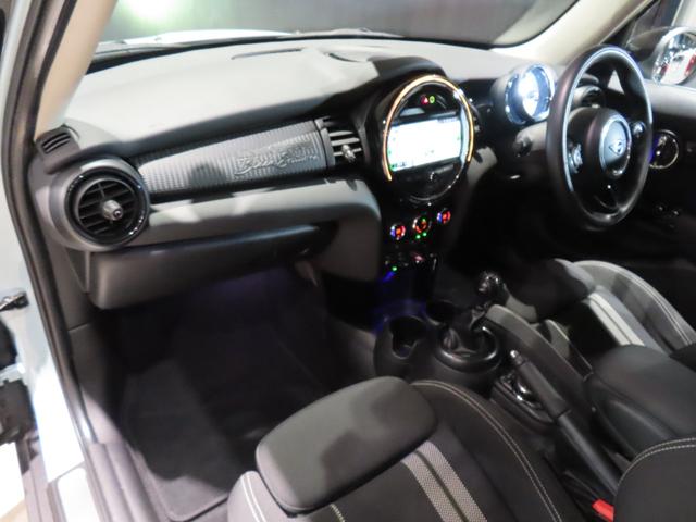 ＭＩＮＩ アイスブルーブラックエディション　認定中古車／大人気アイスブルーエディション／ＭＴ車両／貴重車両／純正バックカメラ／ボンネットストライプ／アンビエントライト／Ｂｌｕｅｔｏｏｔｈ／純正ナビ／アクティブクルーズコントロール装備（55枚目）