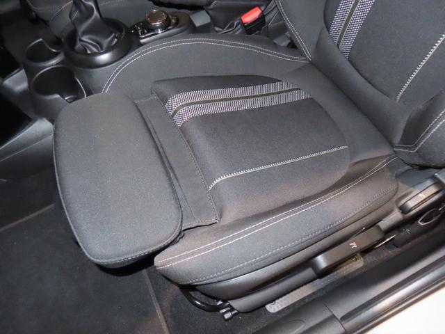 ＭＩＮＩ アイスブルーブラックエディション　認定中古車／大人気アイスブルーエディション／ＭＴ車両／貴重車両／純正バックカメラ／ボンネットストライプ／アンビエントライト／Ｂｌｕｅｔｏｏｔｈ／純正ナビ／アクティブクルーズコントロール装備（59枚目）