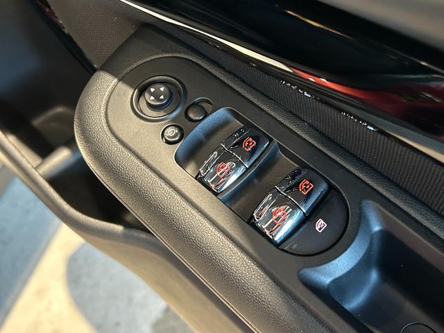 MINI クーパーD クラブマン クラシック・トリム 認定中古車/弊社下取り車/純正ナビ/デジタルスピードメーター/アダプティブクルーズコントロール/アンビエントライト/オートライト/バックカメラ/ETC一体型ルームミラー(29枚目)