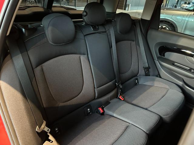 MINI クーパーD クラブマン クラシック・トリム 認定中古車/弊社下取り車/純正ナビ/デジタルスピードメーター/アダプティブクルーズコントロール/アンビエントライト/オートライト/バックカメラ/ETC一体型ルームミラー(66枚目)