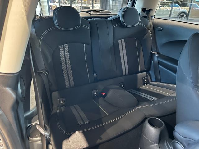 ＭＩＮＩ クーパーＳ　認定中古車／弊社下取り車両／純正バックカメラ／純正ナビ／Ｂｌｕｅｔｏｏｔｈ接続／ユニオンジャックテールライト／アンビエントライト／ルームミラー一体型ＥＴＣ車載機／オートライト／オットマン（68枚目）