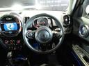 ハンドル:中央にはMINIのエンブレムが付いています。