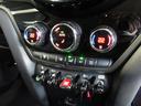 運転席と助手席で温度が変えれるデュアルエアコンです。