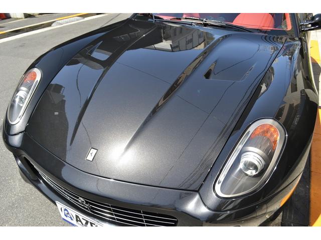 ５９９ Ｆ１　正規ディーラー車　カーボンＬＥＤステアリング　カーボンドライバーゾーン　フル電動シート　チャレンジホイール　カーボンブレーキ　レッドキャリパー　フェンダーエンブレム　ヘッドレストエンボス（24枚目）