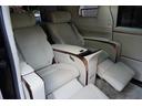 後席は2人乗りになっており、完全なプライベート空間を演出してくれます! リアエンターやリラクゼーション機能などの、沢山の機能が装備されております!