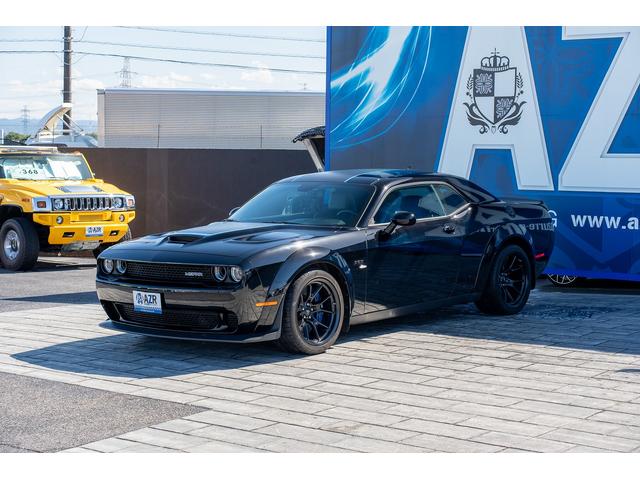 ダッジ・チャレンジャー Ｒ／Ｔ　スキャットパック　新車並行　ＭＯＰＡＲ２３ＳＰＥＣＩＡＬＥＤＩＴＩＯＮ　２２０台限定車　ＭＯＰＡＲ２３パッケージ　カーボンリアウィング　専用ストライプ　６ＭＴ　シートヒーター　シートクーラー　ブレンボブレーキ（2枚目）