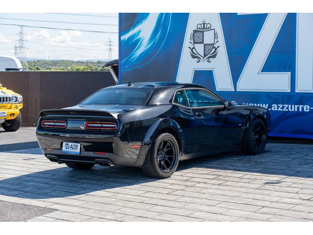 ダッジ・チャレンジャー Ｒ／Ｔ　スキャットパック　新車並行　ＭＯＰＡＲ２３ＳＰＥＣＩＡＬＥＤＩＴＩＯＮ　２２０台限定車　ＭＯＰＡＲ２３パッケージ　カーボンリアウィング　専用ストライプ　６ＭＴ　シートヒーター　シートクーラー　ブレンボブレーキ（8枚目）
