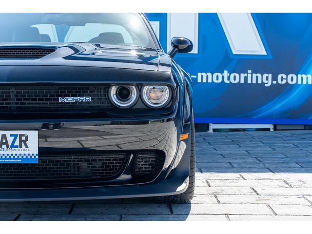 ダッジ・チャレンジャー Ｒ／Ｔ　スキャットパック　新車並行　ＭＯＰＡＲ２３ＳＰＥＣＩＡＬＥＤＩＴＩＯＮ　２２０台限定車　ＭＯＰＡＲ２３パッケージ　カーボンリアウィング　専用ストライプ　６ＭＴ　シートヒーター　シートクーラー　ブレンボブレーキ（9枚目）