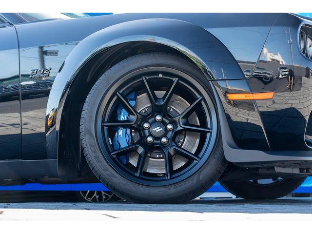 ダッジ・チャレンジャー Ｒ／Ｔ　スキャットパック　新車並行　ＭＯＰＡＲ２３ＳＰＥＣＩＡＬＥＤＩＴＩＯＮ　２２０台限定車　ＭＯＰＡＲ２３パッケージ　カーボンリアウィング　専用ストライプ　６ＭＴ　シートヒーター　シートクーラー　ブレンボブレーキ（12枚目）