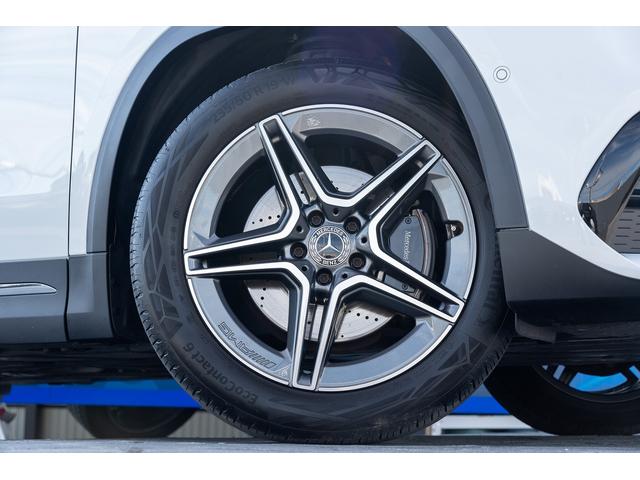 GLAクラス GLA200d 4マチック AMGラインパッケージ AMGライン デジタルホワイト 新車保証継承R8年9月迄 レザーDINAMICAシート 純正前後ドラレコ 社外グリル アンビエントライト レーダーセーフティPKG カーボン調インテリアトリム(16枚目)