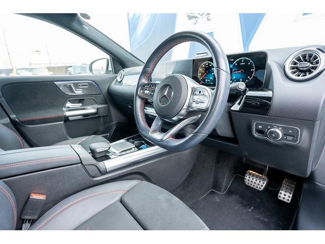 GLAクラス GLA200d 4マチック AMGラインパッケージ AMGライン デジタルホワイト 新車保証継承R8年9月迄 レザーDINAMICAシート 純正前後ドラレコ 社外グリル アンビエントライト レーダーセーフティPKG カーボン調インテリアトリム(17枚目)