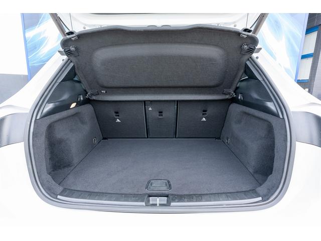 GLAクラス GLA200d 4マチック AMGラインパッケージ AMGライン デジタルホワイト 新車保証継承R8年9月迄 レザーDINAMICAシート 純正前後ドラレコ 社外グリル アンビエントライト レーダーセーフティPKG カーボン調インテリアトリム(24枚目)