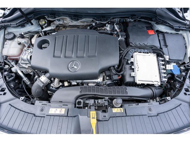 GLAクラス GLA200d 4マチック AMGラインパッケージ AMGライン デジタルホワイト 新車保証継承R8年9月迄 レザーDINAMICAシート 純正前後ドラレコ 社外グリル アンビエントライト レーダーセーフティPKG カーボン調インテリアトリム(25枚目)