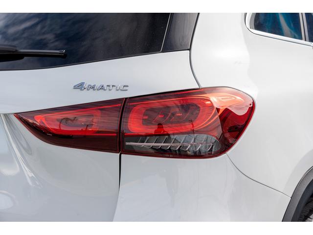GLAクラス GLA200d 4マチック AMGラインパッケージ AMGライン デジタルホワイト 新車保証継承R8年9月迄 レザーDINAMICAシート 純正前後ドラレコ 社外グリル アンビエントライト レーダーセーフティPKG カーボン調インテリアトリム(30枚目)