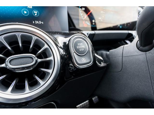 GLAクラス GLA200d 4マチック AMGラインパッケージ AMGライン デジタルホワイト 新車保証継承R8年9月迄 レザーDINAMICAシート 純正前後ドラレコ 社外グリル アンビエントライト レーダーセーフティPKG カーボン調インテリアトリム(35枚目)