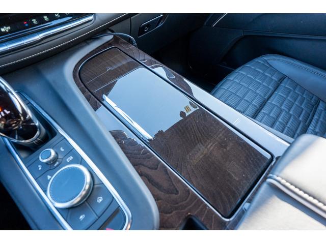 キャデラックエスカレード ホワイトスポーツエディション　ホワイトスポーツエディション　限定３０台　サンルーフ　ＡＫＧサウンド　後席エンターテインメント　パワーゲート　ナイトビジョン　ＬＥＤヘッドライト（20枚目）