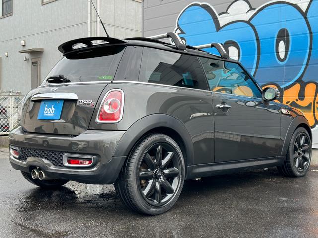 ＭＩＮＩ クーパーＳ　Ｒ５６クーパーＳ後期モデル　ＣＡＢＡＮＡシートカバー　サンルーフ　ＭＩＮＩ純正ルーフキャリア　純正オプション１７インチＡＷ　ブラック塗装ホイール　ＥＴＣ　禁煙車　無事故車　修復歴無車　正規ディーラー車（7枚目）