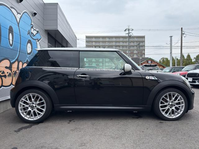 ＭＩＮＩ クーパーＳ　Ｒ５６クーパーＳ後期モデル　エンジン最終モデル　ＣＡＢＡＮＡシートカバー　ＶＡＮＯＳセンサーなと交換済　ＨＤＤナビ＆バックカメラ　１７インチＡＷ　ＥＴＣ　禁煙車　無事故車　修復歴無車　正規ディーラー車（6枚目）