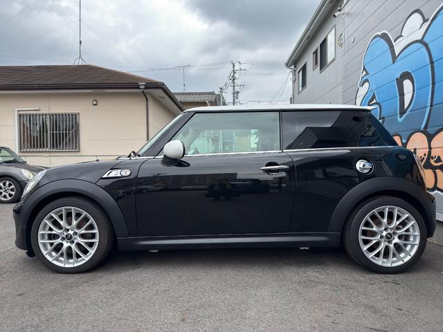 ＭＩＮＩ クーパーＳ　Ｒ５６クーパーＳ後期モデル　エンジン最終モデル　ＣＡＢＡＮＡシートカバー　ＶＡＮＯＳセンサーなと交換済　ＨＤＤナビ＆バックカメラ　１７インチＡＷ　ＥＴＣ　禁煙車　無事故車　修復歴無車　正規ディーラー車（19枚目）