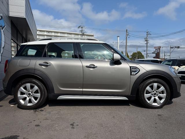 ＭＩＮＩ クーパーＤ　クロスオーバー　Ｆ６０クーパーＤ　純正ナビ＆バックカメラ　スマートキー　ディーゼル車　１７インチＡＷ　ＬＥＤヘッドライト　ＥＴＣ　禁煙車　無事故車　修復歴無車　正規ディーラー車（2枚目）