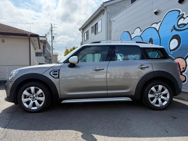 ＭＩＮＩ クーパーＤ　クロスオーバー　Ｆ６０クーパーＤ　純正ナビ＆バックカメラ　スマートキー　ディーゼル車　１７インチＡＷ　ＬＥＤヘッドライト　ＥＴＣ　禁煙車　無事故車　修復歴無車　正規ディーラー車（3枚目）