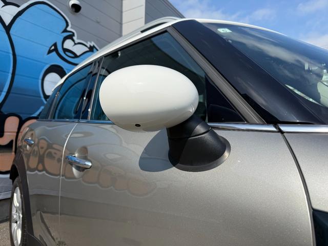 ＭＩＮＩ クーパーＤ　クロスオーバー　Ｆ６０クーパーＤ　純正ナビ＆バックカメラ　スマートキー　ディーゼル車　１７インチＡＷ　ＬＥＤヘッドライト　ＥＴＣ　禁煙車　無事故車　修復歴無車　正規ディーラー車（4枚目）
