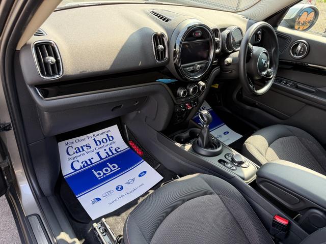 ＭＩＮＩ クーパーＤ　クロスオーバー　Ｆ６０クーパーＤ　純正ナビ＆バックカメラ　スマートキー　ディーゼル車　１７インチＡＷ　ＬＥＤヘッドライト　ＥＴＣ　禁煙車　無事故車　修復歴無車　正規ディーラー車（8枚目）