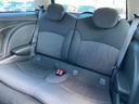 ＭＩＮＩならではのホールド力の高いシートを使用しております。後席には、チャイルドシートも取付可能です。
