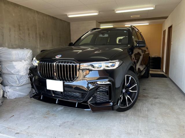 Ｘ７ ｘＤｒｉｖｅ　４０ｄ　Ｍスポーツ　フロントエアロ　２２インチアルミ　ウェルネスパッケージ　６コンフォートシート　ハイグロスキドニーグリル　トランクリッドモール　テールパイプカバー　Ｍ５０周年記念エンブレム　ブラックサファイヤメタリック（4枚目）