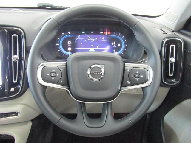 �{�v�����X�e�A�����O�z�C�[���ɂ̓N���[�Y�R���g���[���A�i�r�R���g���[���{�^������������Ă���܂��B�X�e�A�����O������������A���S�ɑ���\�ł��B