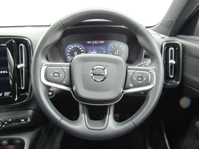 �{�v�����X�e�A�����O�z�C�[���ɂ̓N���[�Y�R���g���[���A�i�r�R���g���[���{�^������������Ă���܂��B�X�e�A�����O������������A���S�ɑ���\�ł��B