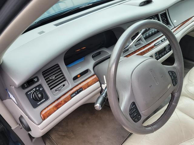 LINCOLN LINCOLN TOWNCAR SIGNATURE