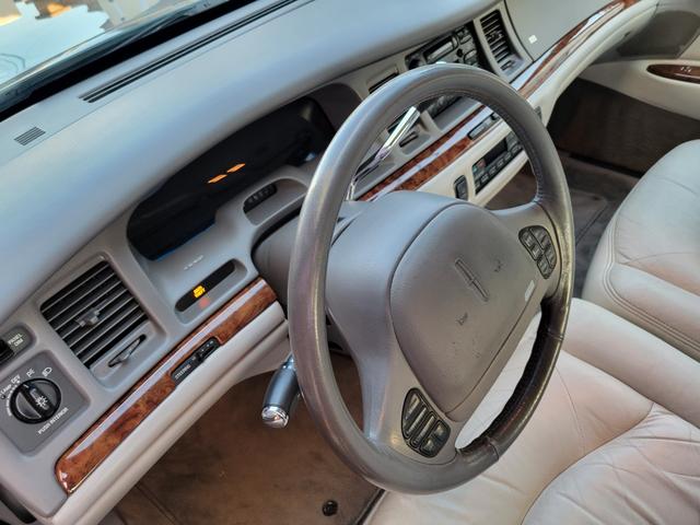 LINCOLN LINCOLN TOWNCAR SIGNATURE