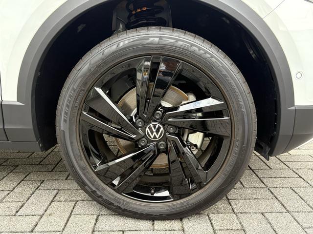 Ｔ－ロック ＴＤＩ　４モーション　ブラックスタイル　登録済未使用車　ＩＱライト　ＡＣＣ　トラベルアシスト　デジタルメーター　Ａｐｐ－Ｃｏｎｎｅｃｔ　ワイヤレスチャージ　電動リヤゲート　ブラックルーフ　障害物センサー　ブラインドスポット　新車保証継承（6枚目）