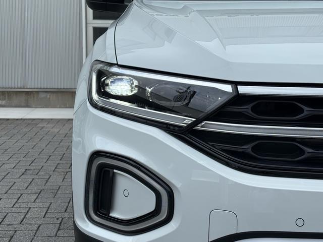 Ｔ－ロック ＴＤＩ　４モーション　ブラックスタイル　登録済未使用車　ＩＱライト　ＡＣＣ　トラベルアシスト　デジタルメーター　Ａｐｐ－Ｃｏｎｎｅｃｔ　ワイヤレスチャージ　電動リヤゲート　ブラックルーフ　障害物センサー　ブラインドスポット　新車保証継承（15枚目）